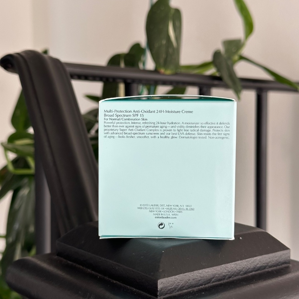 DayWear Moisturizer Multi-Protection Anti-Oxidant 24H‑Moisture Creme SPF 15 - Picture 4 of 6